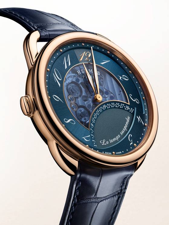 다이얼 가운데를 사파이어 크리스털 글라스로 만들어 무브먼트를 드러냈다. 사진 에르메스