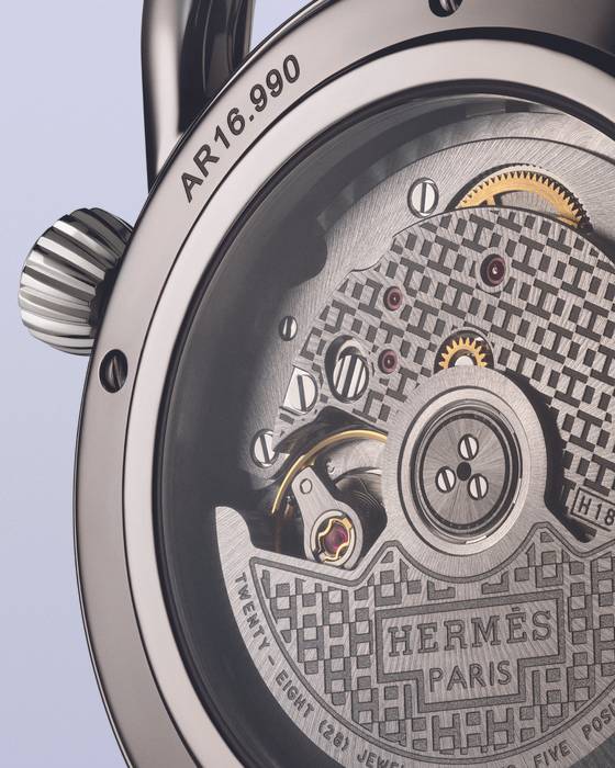 에르메스는 자체 제작 무브먼트에 르 땅 서스팡뒤 모듈을 얹었다. 사진 에르메스