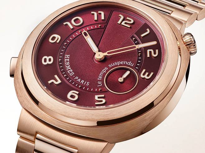 루즈 셀리에 다이얼을 탑재한 화이트 골드 버전 에르메스 컷 르 땅 서스팡뒤 워치.사진 에르메스