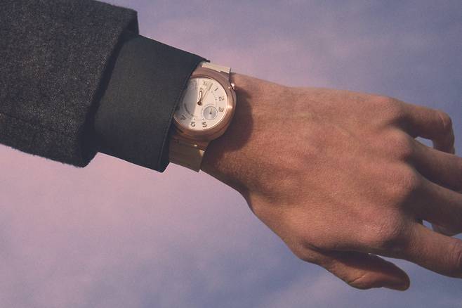 에르메스 컷 르 땅 서스팡뒤 워치 착용 사진. 사진 에르메스