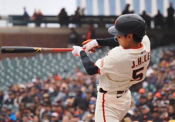 밀워키를 상대로 1회 첫 타석에 2루타를 때려내는 이정후. 로이터=연합뉴스