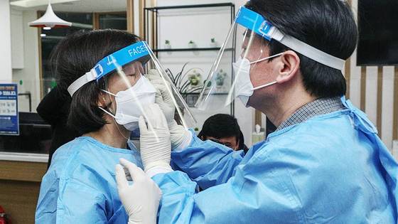 지난 2020년 안철수 국민의힘 대선 후보와 부인 김미경 서울대 교수가 서울 중구보건소 선별진료소에서 의료자원봉사에 앞서 방역복을 착용하고 있다. 연합뉴스