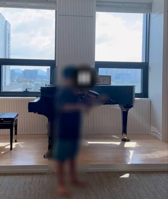 전주지법 소속 A부장판사의 아내가 지난해 3월 B·C변호사 측과 임대차 계약을 맺은 사무실에서 B변호사의 초등학생 아들이 바이올린을 연주하고 있다. A부장판사 아내는 이곳에서 바이올린 교습소 개설을 준비했지만, 건물 용도 변경이 불발돼 무산됐다. 사진 B변호사 아내
