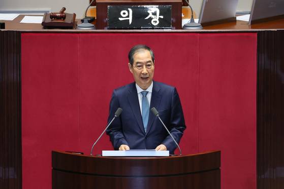 한덕수 대통령 권한대행 국무총리가 24일 서울 여의도 국회 본회의장에서 2025년도 제1회 추가경정예산안에 대한 정부의 시정연설을 하고 있다. 뉴스1