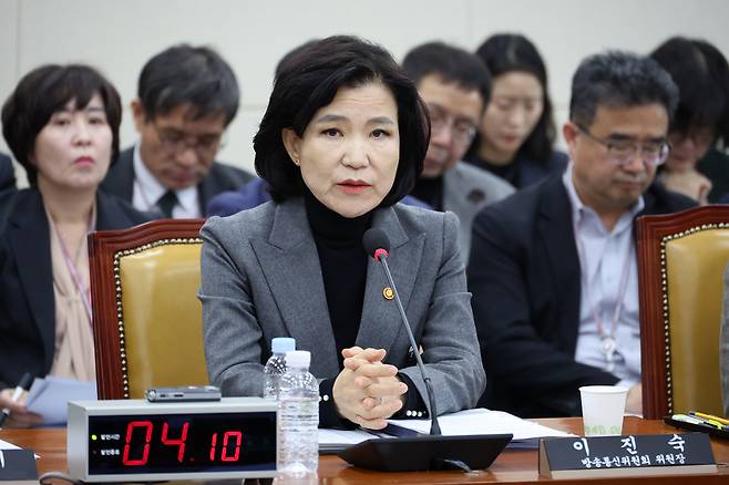 이진숙 방송통신위원회 위원장이 18일 서울 여의도 국회에서 고 오요안나 MBC 기상캐스터 사망 사건 관련 현안질의 등을 위해 열린 과학기술정보방송통신위원회 전체회의에서 의원 질의에 답변하고 있다. /뉴시스