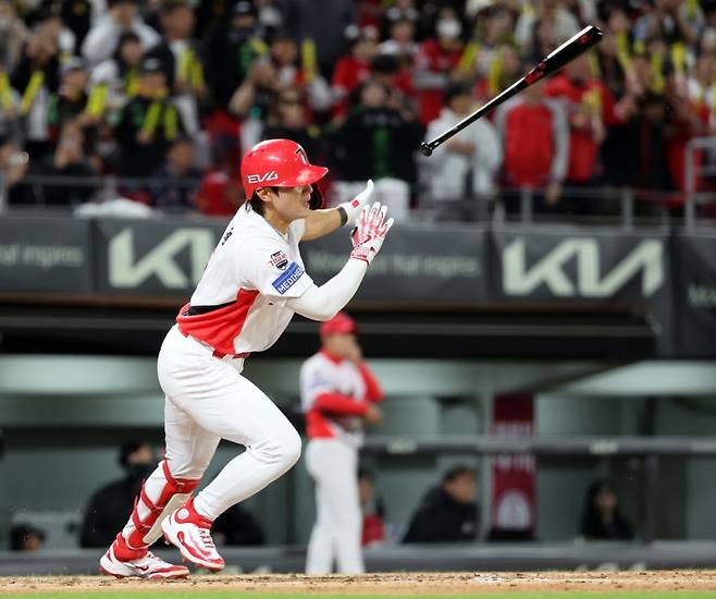 ▲ 25일 광주기아챔피언스필드에서 열린 프로야구 LG 트윈스와 KIA 타이거즈의 경기. KIA 4회말 무사 만루서 대타로 타석에 들어선 김도영이 동점 2타점 적시타를 때리고 있다. [연합뉴스]