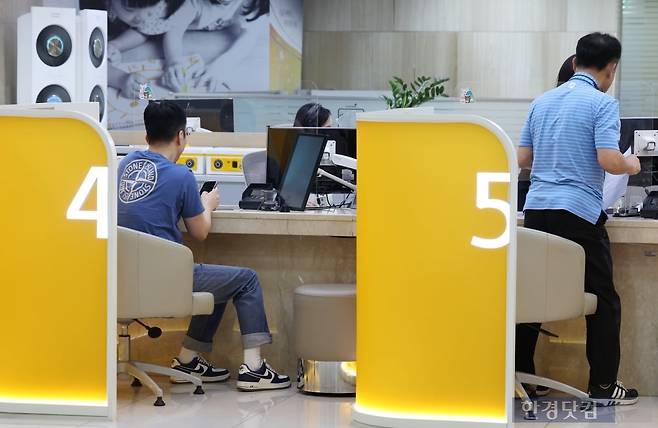 서울 영등포구 국민은행 여의도영업부에서 시민들이 대출 상담을 받고 있다. 사진=이솔 기자