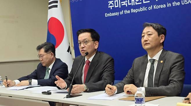 주미한국대사관에서 열린 기자간담회에서 최상목 경제부총리(가운데)와 안덕근 산업통상자원부 장관(오른쪽)이 질문에 답하고 있다. /워싱턴=이상은 특파원