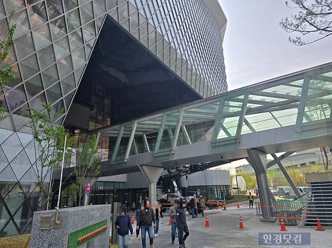 서울 광진구 자양동 '구의역 이스트폴'로 이어지는 서울 지하철 2호선 구의역 3번 출구 공사가 한창이다. 사진=이송렬 기자.