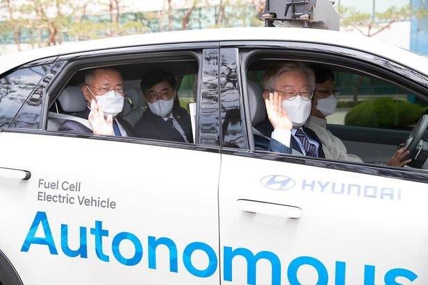 지난 2021년 5월 당시 이재명 경기도지사(앞쪽 조수석)가 경기 화성시 현대기아차 연구소를 방문했을 때 정의선 현대자동차그룹 회장과 자율주행차(넥쏘)로 이동하고 있다. 정 회장 옆 자리에 앉은 인물이 김병욱 전 의원. 경기도 제공