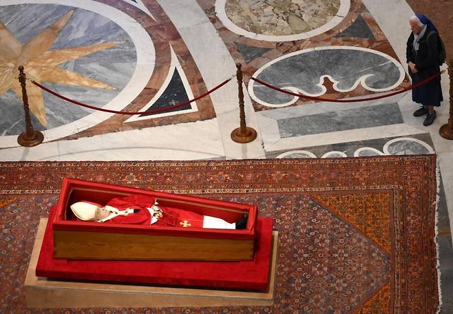 프랑스 출신의 제느비에브 자넹그로스 수녀가 23일(현지시간) 바티칸 성 베드로 대성전에 안치된 프란치스코 교황의 관 곁으로 다가가 조문하고 있다. /사진=AFP