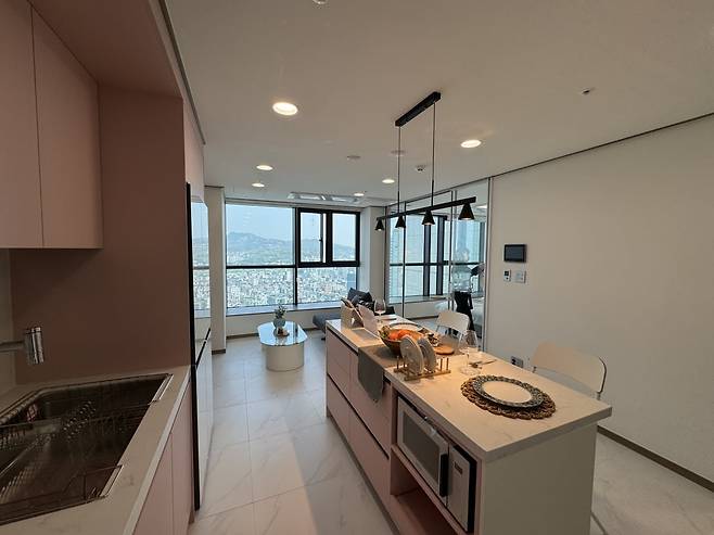 아차산 조망이 보이는 리마크빌 이스트폴 20층 1.5룸 쇼룸 모습. 개방형 주방에 아일랜드 식탁이 설치돼 있다. 사진=민보름 기자