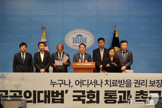 17일 오전 국회 소통관에서 전북 국회의원들이 공공의대법의 조속한 통과를 촉구하는 기자회견을 하고 있다. 사진 왼쪽부터 이성윤, 한병도, 윤준병, 박희승, 이원택, 안호영 의원.박희승 의원실 제공