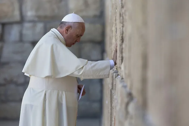 2014년 5월26일 예루살렘 통곡의 벽을 찾아 기도하는 프란치스코 교황의 모습. AP연합뉴스