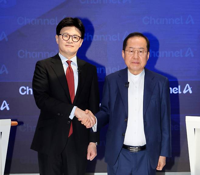 25일 오후 종로 동아미디어센터 채널A 오픈스튜디오에서 국민의힘 대선 2차 경선 진출자인 한동훈, 홍준표 후보가 방송 전 악수를 하고있다. 국회사진기자단