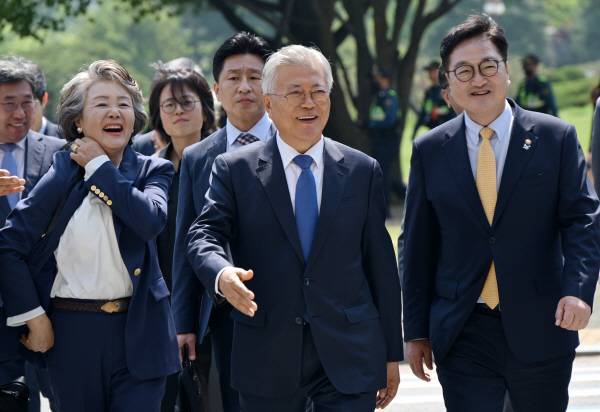 문재인 전 대통령 내외, 우원식 국회의장과 참석자들이 25일 오후 서울 여의도 국회 도서관에서 열린 4.27 판문점선언 7주년 기념식에 참석하고 있다. 공동취재