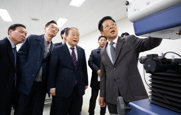 지난달 미음산단 리노공업을 방문한 부산상의 양재생 회장(왼쪽 세번째)에게  이채윤 리노공업 회장(맨 오른쪽)이 공장에 대해 설명하고 있다. 국제신문DB