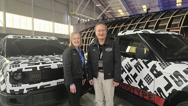 SK On CEO Lee Seok-hee (right) and Slate CEO Chris Barman pose for a photo during Slate’s vehicle and brand launch ceremony in Long Beach, California, Thursday. (SK On)