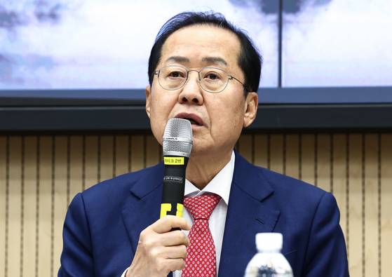 Daegu Mayor Hong Joon-pyo speaks during a conference at Seoul National University in Gwanak District, southern Seoul, on March 19. [NEWS1]