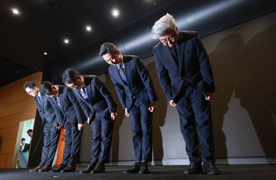 SK Telecom CEO Ryu Young-sang, center, bows during a public apology session at the company’s headquarters in Jung District, central Seoul on April 25. [YONHAP]