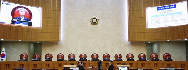 조희대 대법원장을 비롯한 대법관들이 지난 19일 오후 전원합의체 선고를 위해 서울 서초구 대법원 대법정에 입장해 착석해 있다. 연합뉴스