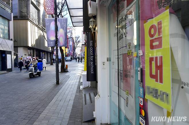 서울 중구 명동거리의 한 상가에 임대 안내문이 붙어있다. 박효상 기자