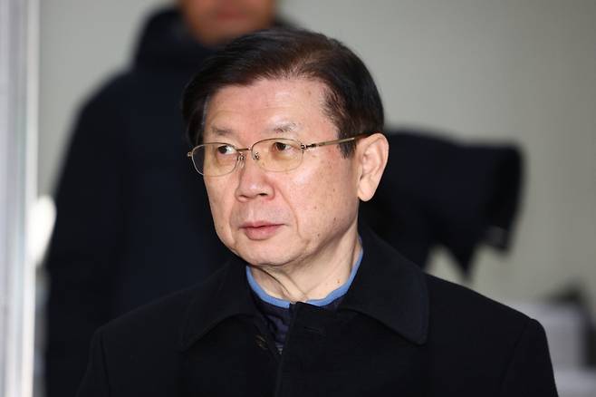 윤석열 대통령 체포 저지를 주도한 박종준 전 대통령 경호처장이 지난 10일 밤 서울 서대문구 경찰청 국가수사본부에서 조사를 마친 뒤 청사를 나서고 있다. 연합뉴스