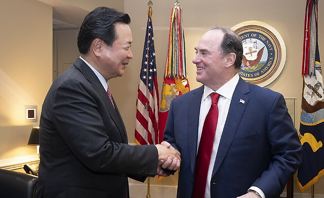 현동 주미대사가 23일(현지시간) 존 펠란 미국 해군장관을 만나 인사하고　있다. 양국은 한미 조선업 협력 및 한미동맹 강화를 논의했다. 연합뉴스&nbsp;