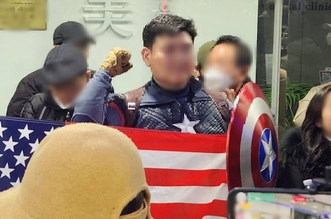 지난 2월10일 서울 중구 국가인권위원회에서 열린 ‘2025년 제2차 전윈위원회’를 앞두고 마블 캐릭터 ‘캡틴 아메리카’ 복장을 한 윤석열 대통령 지지자가 시위하고 있다. 연합뉴스