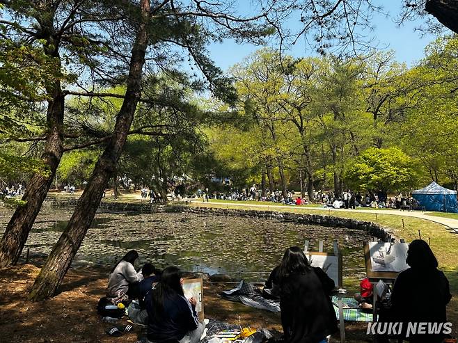 25일 제58회 단종문화제가 열린 강원 영월군 장릉 일대에서 백일장과 사생대회 참가자들로 붐비고 있다.&nbsp;