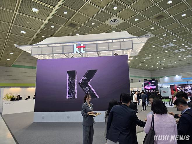  KT는 2025 월드IT쇼에서 전통 한옥으로 꾸민 ‘한옥 마당’ 콘셉트를 선보이며 한옥 기와와 지붕을 형상화한 입구와 대형 전광판을 설치했다.
