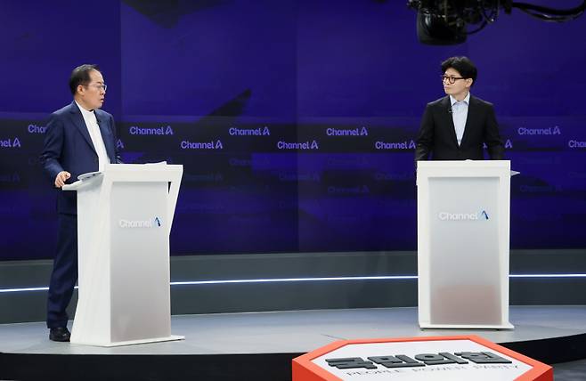 25일 종로구 동아미디어센터 채널A스튜디오에서 국민의힘 대선 2차 경선 진출자인 홍준표(왼쪽), 한동훈 후보가 방송 시작을 기다리고 있다. 연합뉴스