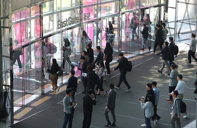 25일 서울 강남구 코엑스 내 입점한 식당에서 화재로 연기가 발생해 관람객들이 대피하고 있다. 연합뉴스