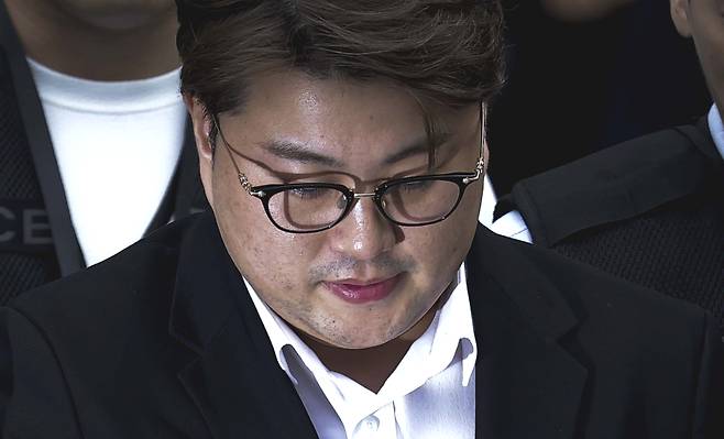 음주 뺑소니 혐의를 받고 있는 트로트 가수 김호중이 지난해 5월 24일 서울 서초구 서울중앙지방법원에서 열린 영장실질심사(구속 전 피의자심문)을 마친 뒤 법원을 나서고 있다. 뉴시스