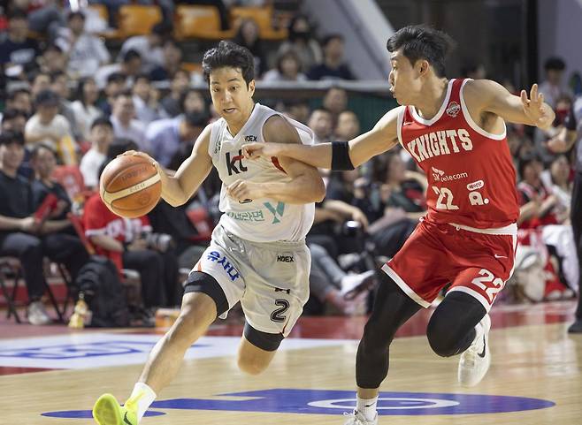수원 KT 허훈이 지난 23일 서울 잠실학생체육관에서 열린 서울 SK와의 2024-2025 프로농구 KBL 4강 플레이오프 1차전에서 돌파를 하고 있다. 연합뉴스