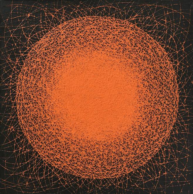 김영미, <circle>, 캔버스에 아크릴과 돌가루, 60.6×60.6cm. 다층적으로 쌓인 물성과 섬세한 긁기 기법이 돋보이는 작품으로, 순환과 관계의 상징인 원(circle)을 통해 유기적 흐름과 감각적 리듬을 표현했다. 구구갤러리 제공