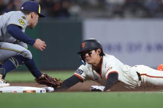 슬라이딩 하는 이정후(오른쪽). 사진[AP=연합뉴스]