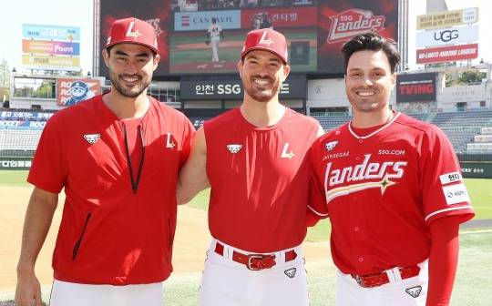 미치 화이트, 드루 앤더슨과 함께 한 맥브룸. 사진[연합뉴스]