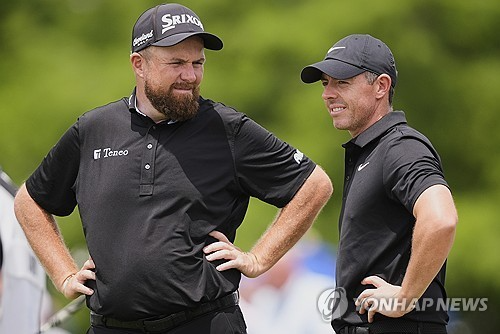 매킬로이와 라우리. 사진[AP=연합뉴스]