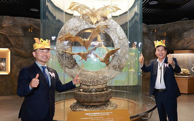 함금박쥐상 앞에서 이상익 함평군수(우), 이남오 함평군 의장(좌)이 포즈를 취하고 있다. / 사진=함평군 제공