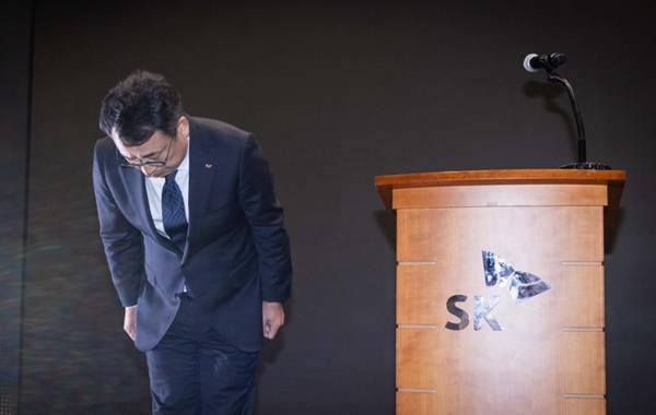 ▲유영상 SK텔레콤 대표가 25일 서울 을지로 SK텔레콤 사옥에서 설명회를 열고 사과 및 대책을 발표했다. 사진=SK텔레콤 제공.