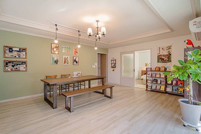 철마산 풍경을 바라보며 독서를 즐길 수 있는 경기도 남양주 에어비앤비  / 사진=에어비앤비