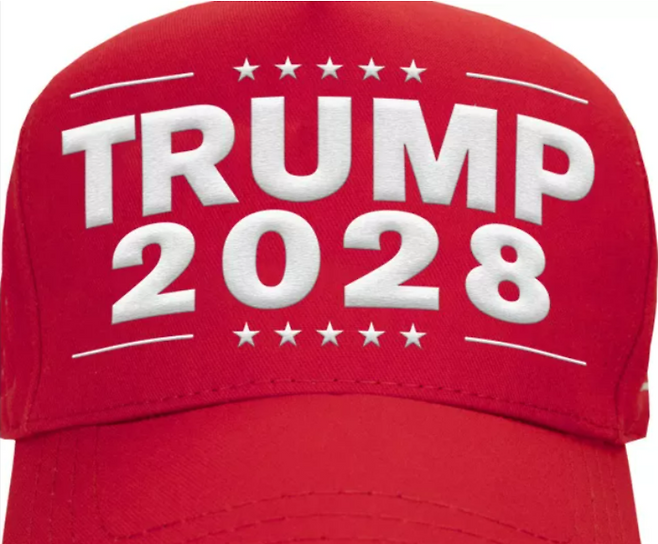 공식 트럼프 스토어서 빨간색 “트럼프 2028” 모자를 50달러에 판매하고 있다. 트럼프 스토어