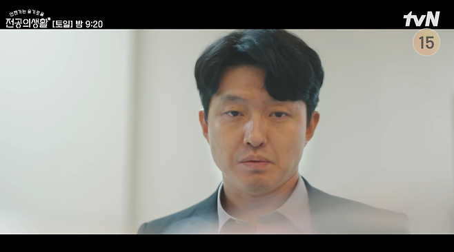 극 중 황경주의 아버지가 딸이 낳은 아기를 바라보고 있다. [사진 = tvN DRAMA]