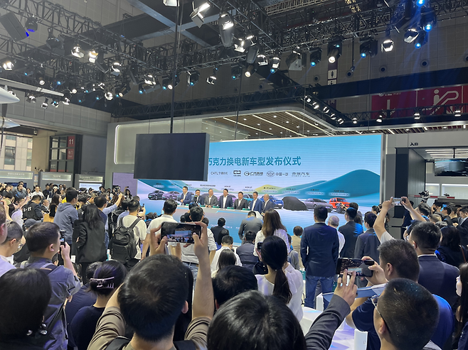 지난 23일 CATL 부스에서 진행된 프레스 컨퍼런스가 끝난 후 관계자들이 사진 촬영을 하고 있다. [사진=안서진 기자]