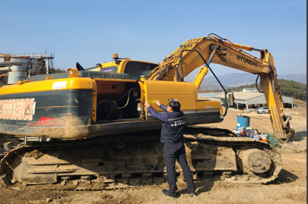 울산시에 압류 당한 고액 체납자 소유 굴착기 <자료=울산시>