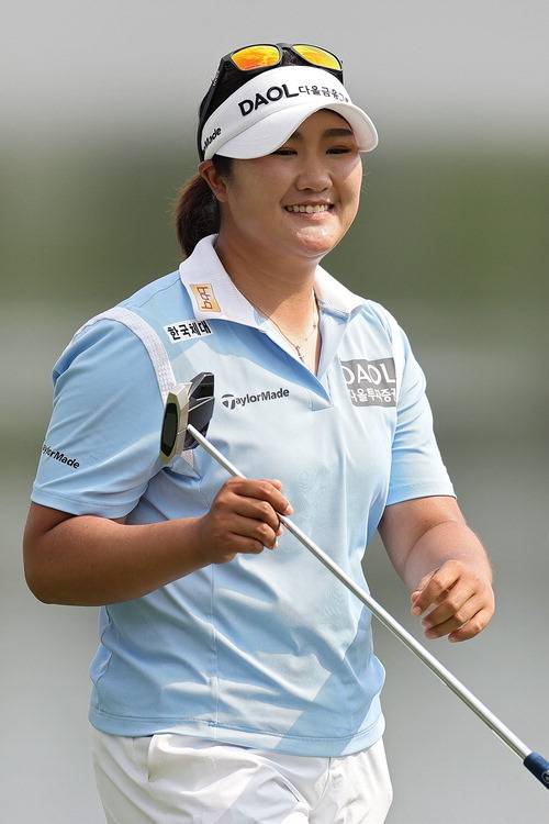 새로 바꾼 제로 토크 퍼터를 들고 미소 짓는 유해란. AFP연합뉴스