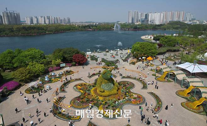 25일 오전 경기도 고양시 일산호수공원에서 개막한 2025 고양국제꽃박람회가 열린가운데 방문객들이 관람을 하고 있다. 2025.4.25[이충우기자]