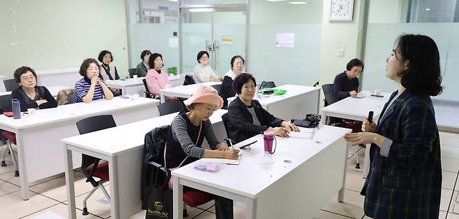 지난 22일 서울 강북구 강북문화정보도서관에서 시니어들이 자서전 쓰기 수업을 듣고 있다.  이승환 기자