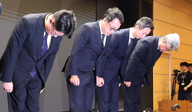 유영상 SK텔레콤 대표이사가 25일 서울 중구 SKT타워에서 SK텔레콤 이용자 유심(USIM) 정보가 해커 공격으로 유출된 것과 관련해 고개 숙여 사과하고 있다. [이승환 기자]